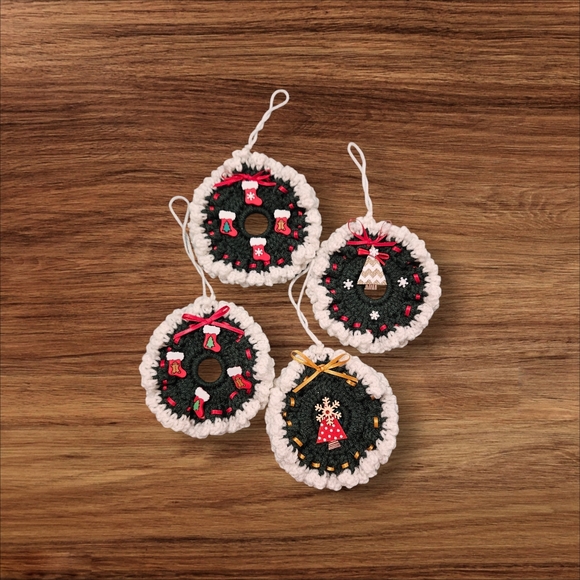 Christmas Ornament  Crochet Wreaths Set of 4, Christmas Tree Themes, Stockings - Picture 1 of 6
